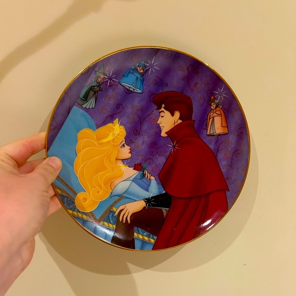 Disney’s Sleeping Beauty “Loves First Kiss” collector plate - Picture 1 of 2